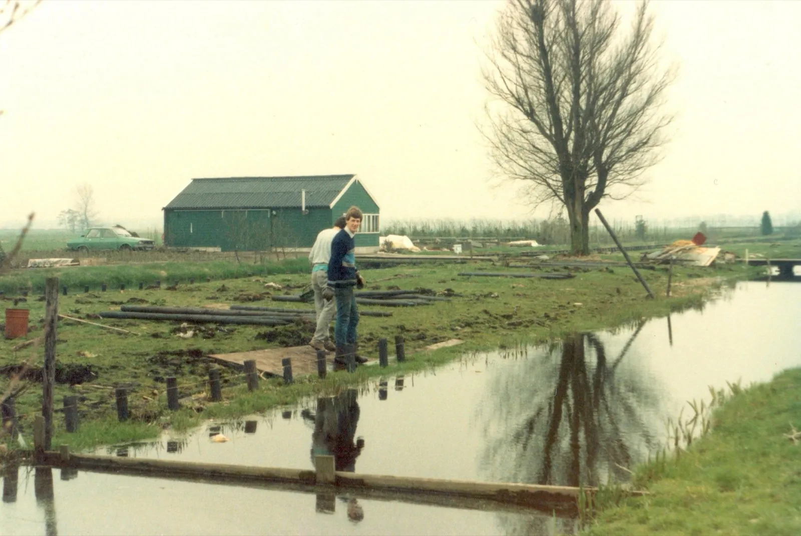 Historisch beeld van de kwekerij langs het water